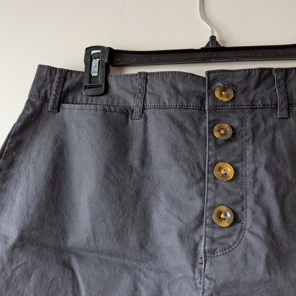 High-waisted Button-up Shorts - Picture 3 of 5